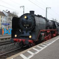 01 118 war mit einen Fahrplan unterwegs, der für die 52er erstellt wurde. Auf der Rückfahrt konnte etwas schneller als geplant gefahren werden. Der Zug war daher 15 Minuten vor Plan in Frankfurt/Main Südbahnhof zurück. (03.04.2016)