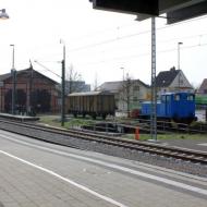 Die Eisenbahnfreunde Kraichgau nutzen den früheren Lokschuppen am Bahnhof Sinnsheim seit 1987 als Vereinsheim. Zum Außengelände gehört eine sehr kurze Drehscheibe mit 2 kleinen Dieselloks. Darunter eine Köf 1 (Kö 0229 - 1935 bei Winfhoff als Kö 0110 gebaut) in früheren Bundesbahn-Schwarz und die blaue Krupp Diesellok mit der Fabriknummer 2296 Baujahr 1954. Bis 1997 war sie für Brown, Boverie & Cie. in Mannheim mit der Betriebsnummer KW/I im Einsatz. Das Gelände ist nicht mehr an das DB Netz angeschlossen. Blick vom Bahnsteig des Sinnsheimer Bahnhofs auf das Gelände. (03.04.2016)