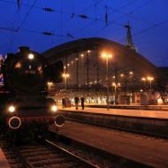 01 150 vor dem Eifelbahn Sonderzug im Kölner Hauptbahnhof (30.04.2016)