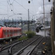 Ausfahrt des Zuges mit 01 150 unter Volldampf in Hagen ... der S-Bahn-Zug überholt dank der besseren Schleunigung (30.04.2016)