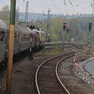 Ab Hagen waren 215 086-0 und E10 1239 am Zugende angehängt worden. Mit der Zugtrennung in Altenbeken in zwei Teile zur Weiterfahrt nach Hameln kamen beide wieder zum Einsatz. (30.04.2016)