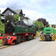 In Oberzissen werden die Wagen mit Fahrziel Engeln abgehängt und fahren mit den Loks D1 und D2 weiter auf der Steilstrecke. Die Wagen aus Engeln werden mit den anderen Wagen mit Fahrziel Brohl mittels der 11sm zusammengestellt und fahren mit ihr zurück (17.07.2016).