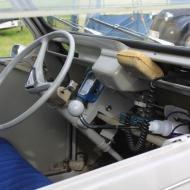 Blick ins Innere eines Citroen 2CV - warum auch immer wurde hier der Tacho ausgebaut - Ententreffen 2016 in Kommern