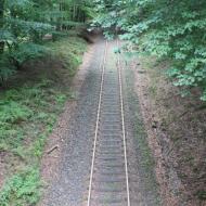 die Strecke hat keinen einzigen Bahnübergang - hier ein Blick von einer Fußgängerbrücke auf die Strecke - unterwegs auf der Kasbachtalbahn