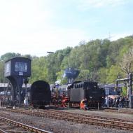 Lokschuppen mit Drehschreibe und Wasserturm im Museum Bochum Dahlhausen (30.04.2017) 001 180-9 bekommt gerade neues Wasser