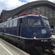 Bügelfalten E10 mit der Betriebsnummer 110 428-0 zieht einen Westfalendampf Sonderzug von Bremen nach Köln. Der Zug besteht aus klassichen Am bzw. Bm D-Zugwagen der Bundesbahn der 60er/70er Jahre in grüner bzw. türkiser Lackierung. (20.05.2017) Die Lok wurde 1966 gbaut, 2013 erfolgte die z-Stellung, später der Einsatz als Heizlok, Reaktivierung, und im Jhr 2016 der Verkauf. Erst Anfang 2017 iwurde die Lok im Aw Dessau neu für TRI gefristet. 