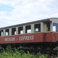 Als Werbung für die Brohltalbahn wurde im Jahr 2011 ein Personenwagen auf einen früheren Hafengleis an der B9 aufgestellt, der einst 1929 für die bayrische Zugspitzbahn gebaut wurde. Auch von den DB Strecken (auch vom weit entfernten rechtsrheinischen Strecke) gut zu erkennen. Wegen der fehlenden Plattformübergänge wird er nicht mehr bei der Brohltalbahn eingesetzt. Bereits im Jahr 1988 kam er ins Brohltal. (05.06.2017). Auf der anderen Fahrzeugseite verfügt der Wagen über ein Dreilichtsignal.