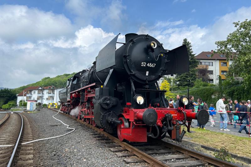52 4867 beim Wasserfassen in Königstein (20.05.2024) - Mit Volldampf in den Taunus 2024