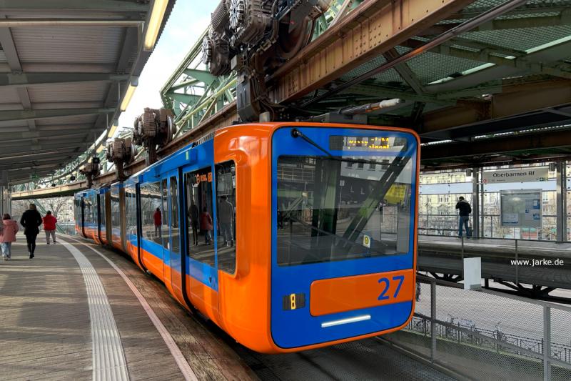 Wagen 27 der Baureihe 14 in der Lackierung der Baureihe 72 (01.02.2026) - 125 Jahre Wuppertaler Schwebebahn - Alltagssezenen