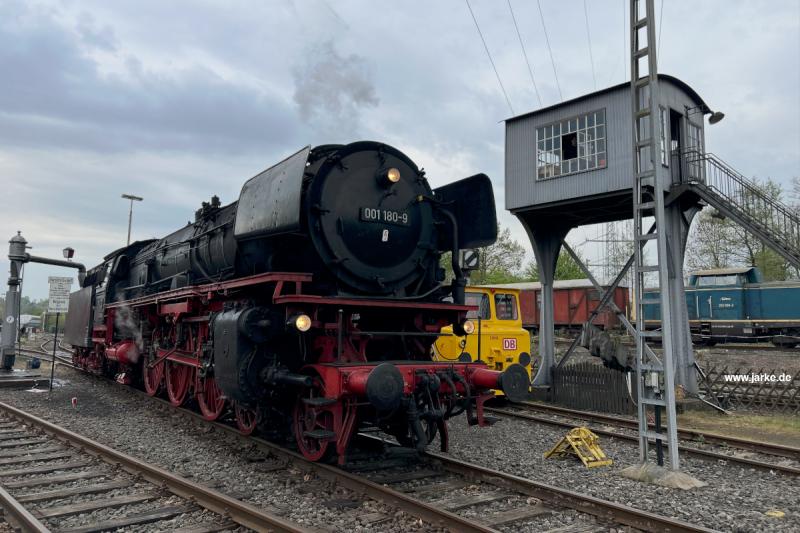 01 180 wurde im Bw Bochum Dahlhausen am Wasserkran mit neuen Wasser versorgt - Museumstage im Eisenbahnmuseum Bochum 2026 mit 01 180 aus Nördlingen
