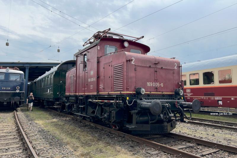 zu Gast waren auch E10 228 (DBK Historische Bahn) und E69 05 (Bayerischer Localbahn Verein - die Lok hatte eine zweitägige Anreise mit ihren Sonderzug) - DB Museum Koblenz - Sommerfest (30./21. Mai 2026)
